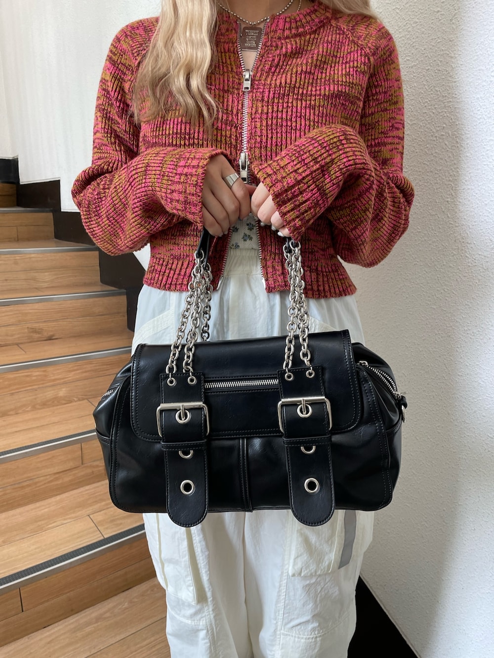 ピンク系のカーディガン/ボレロ、ブラック系のその他シューズ、ホワイト系のカーゴパンツを着用したレディースの夏コーディネートの4枚目の写真