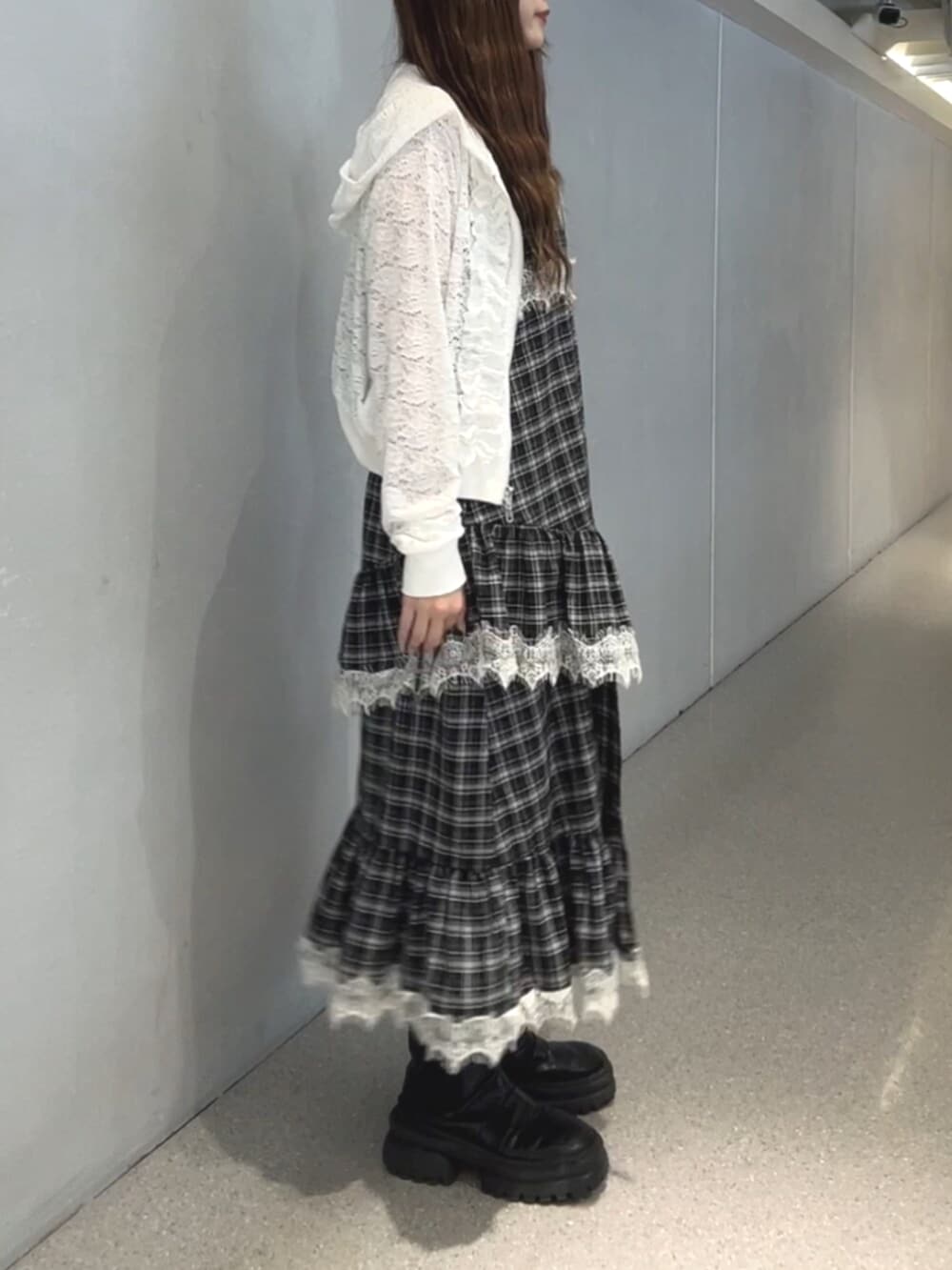 グレー系のワンピース、ホワイト系のパーカーを着用したレディースの春コーディネートの3枚目の写真