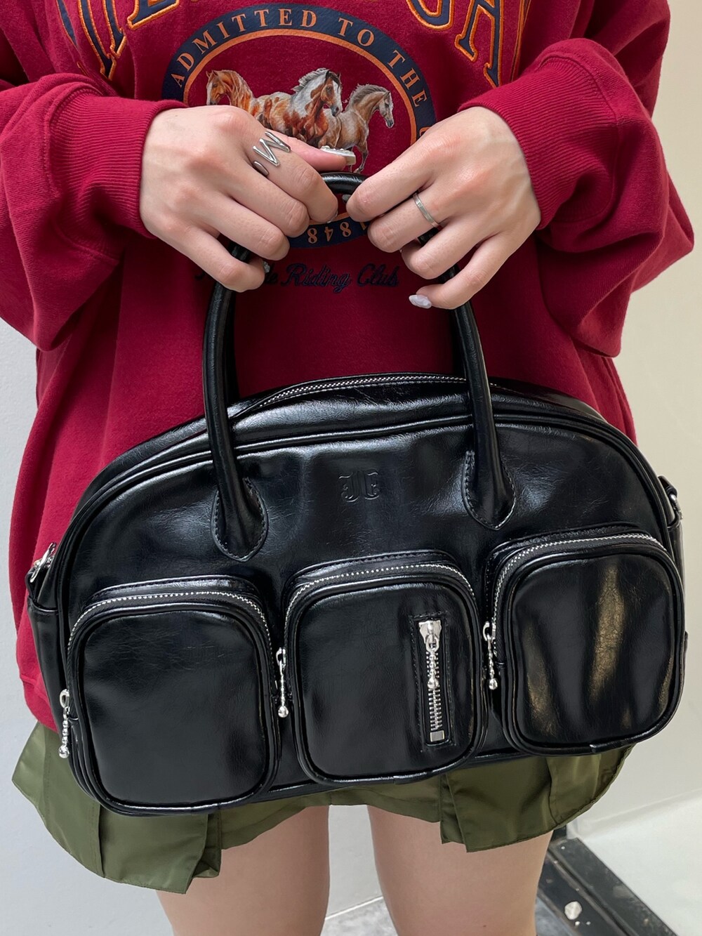 グリーン系のその他パンツ、ブラック系のボストンバッグ、ブラック系のブーツを着用したレディースの夏コーディネートの6枚目の写真