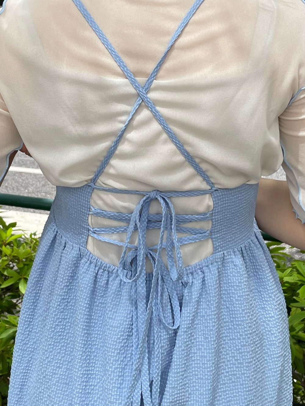 ブラック系のその他シューズ、ブルー系のワンピース、ブラック系のキャップを着用したレディースの春コーディネートの5枚目の写真