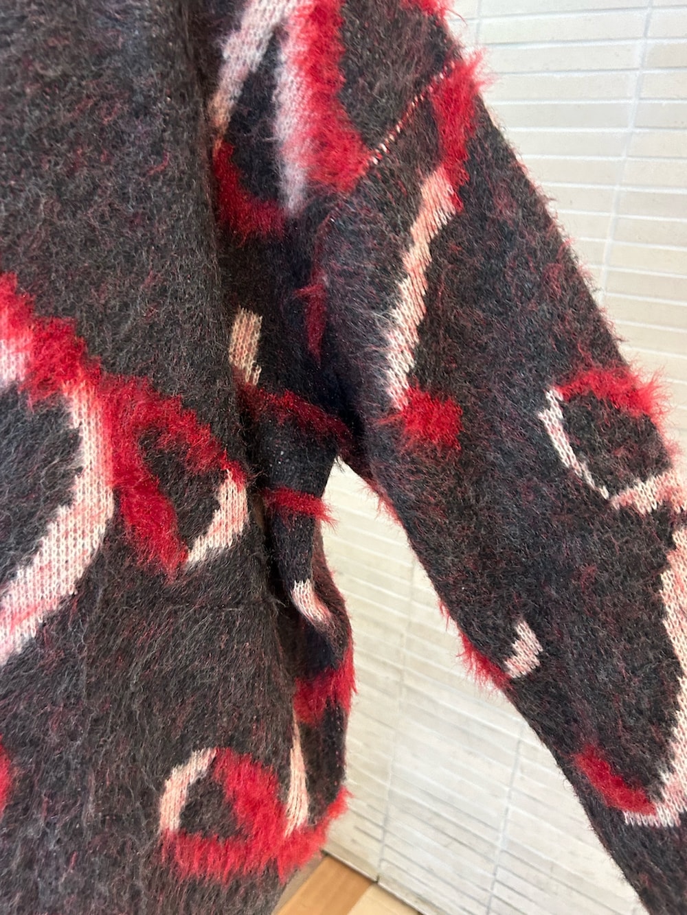 ブラック系のニット/セーターを着用したレディースの冬コーディネートの6枚目の写真