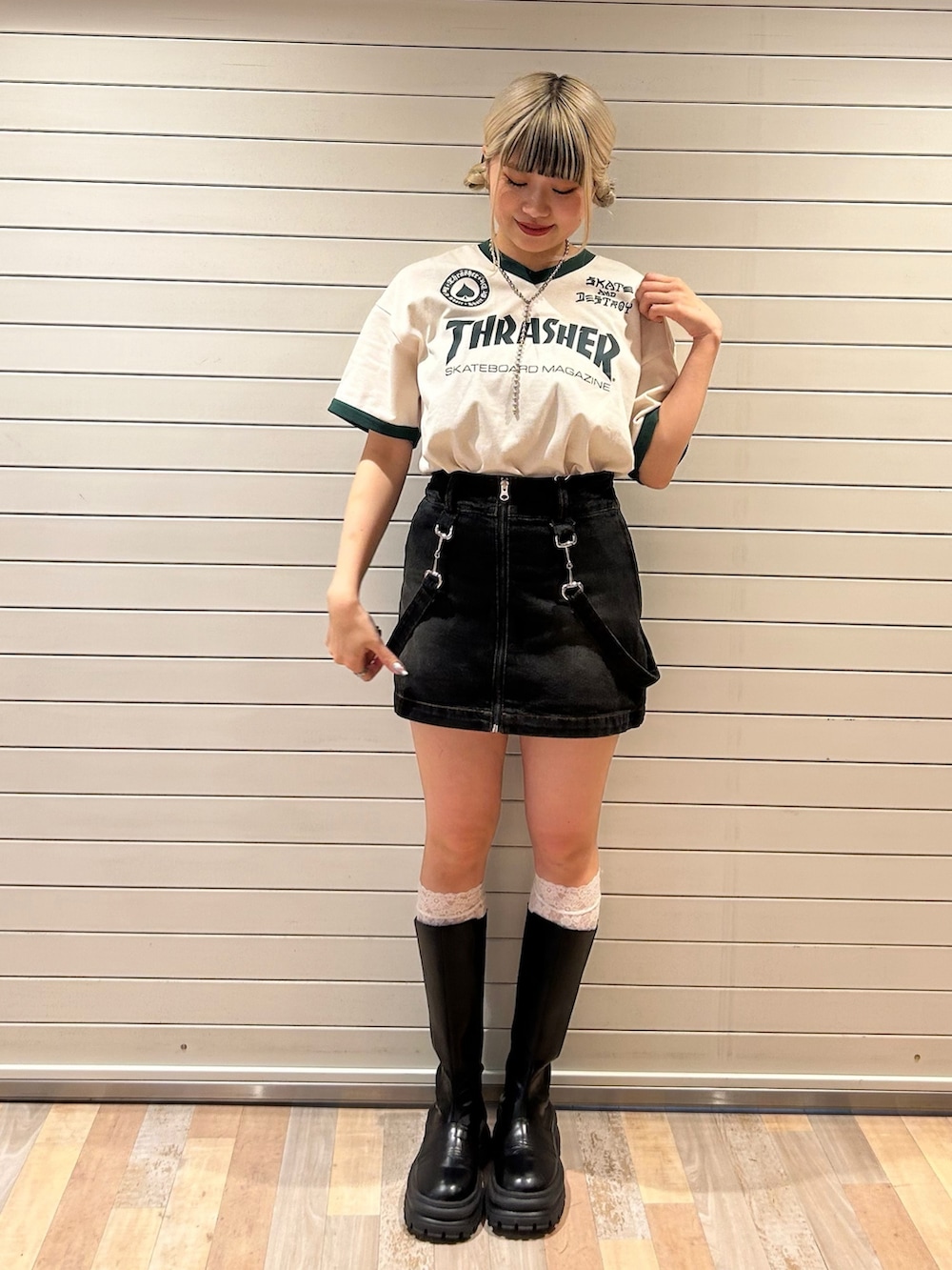 ブラック系のデニムスカート、ホワイト系のTシャツ/カットソーを着用したレディースの春コーディネートの2枚目の写真