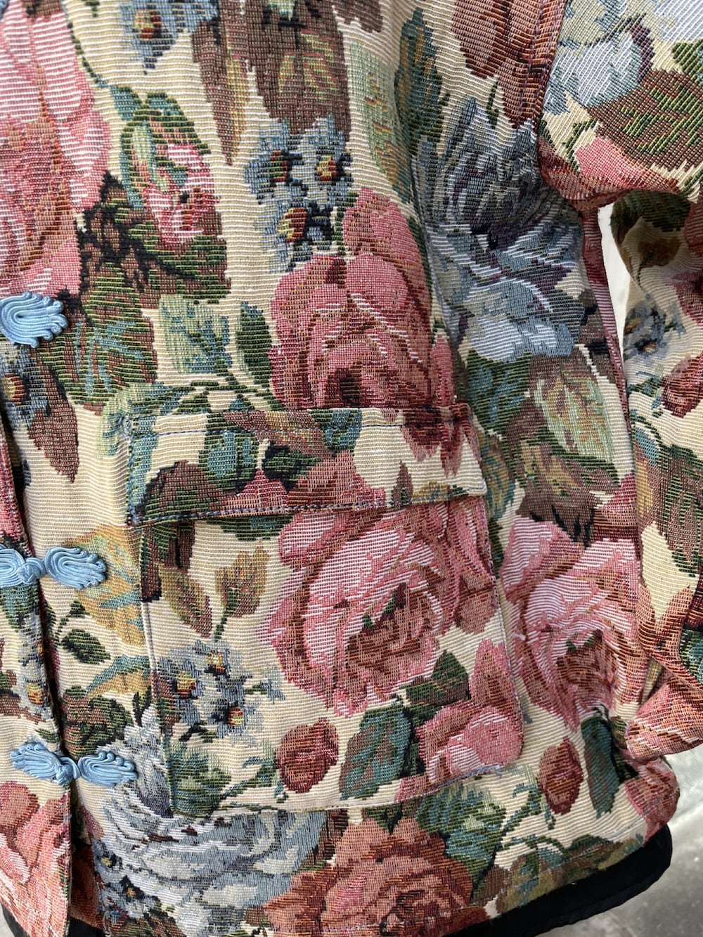 ホワイト系のミリタリージャケット、ブラック系のその他パンツ、ブラック系のローファーを着用したレディースの冬コーディネートの5枚目の写真