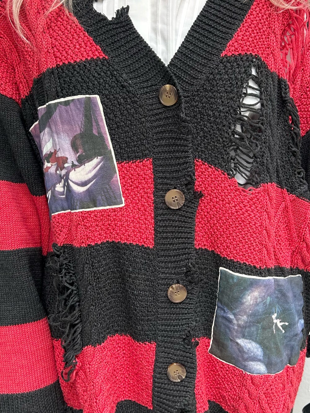 ホワイト系のシャツ/ブラウス、レッド系のカーディガン/ボレロ、ブラック系のハンドバッグを着用したレディースの夏コーディネートの7枚目の写真