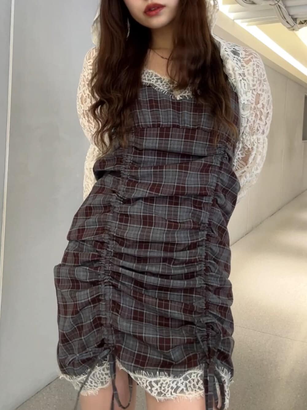 ブラウン系のワンピース、ホワイト系のカーディガン/ボレロを着用したレディースの春コーディネートの4枚目の写真