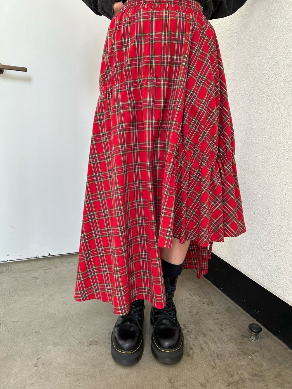 「jouetie、ジュエティ、春コーデ、デニムジャケット、デニム、ブラックデニム、赤チェック、赤チェックスカート、フリルスカート、ファッションを楽しもう、カラーコーデ」｜「jouetieのシングルジップデニムジャケット【セットアップ対応】（デニムジャケット、ブラック系）」を使った、MOMOKAさん（レディース・160cm）の冬コーディネートの8枚目の写真