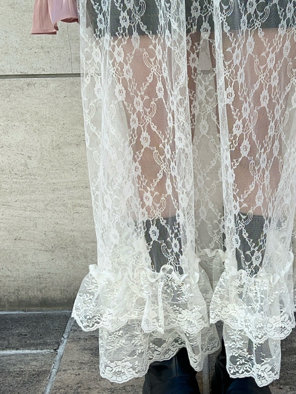 ピンク系のシャツ/ブラウス、ブラック系のデニムスカート、ホワイト系のワンピースを着用したレディースの冬コーディネートの8枚目の写真