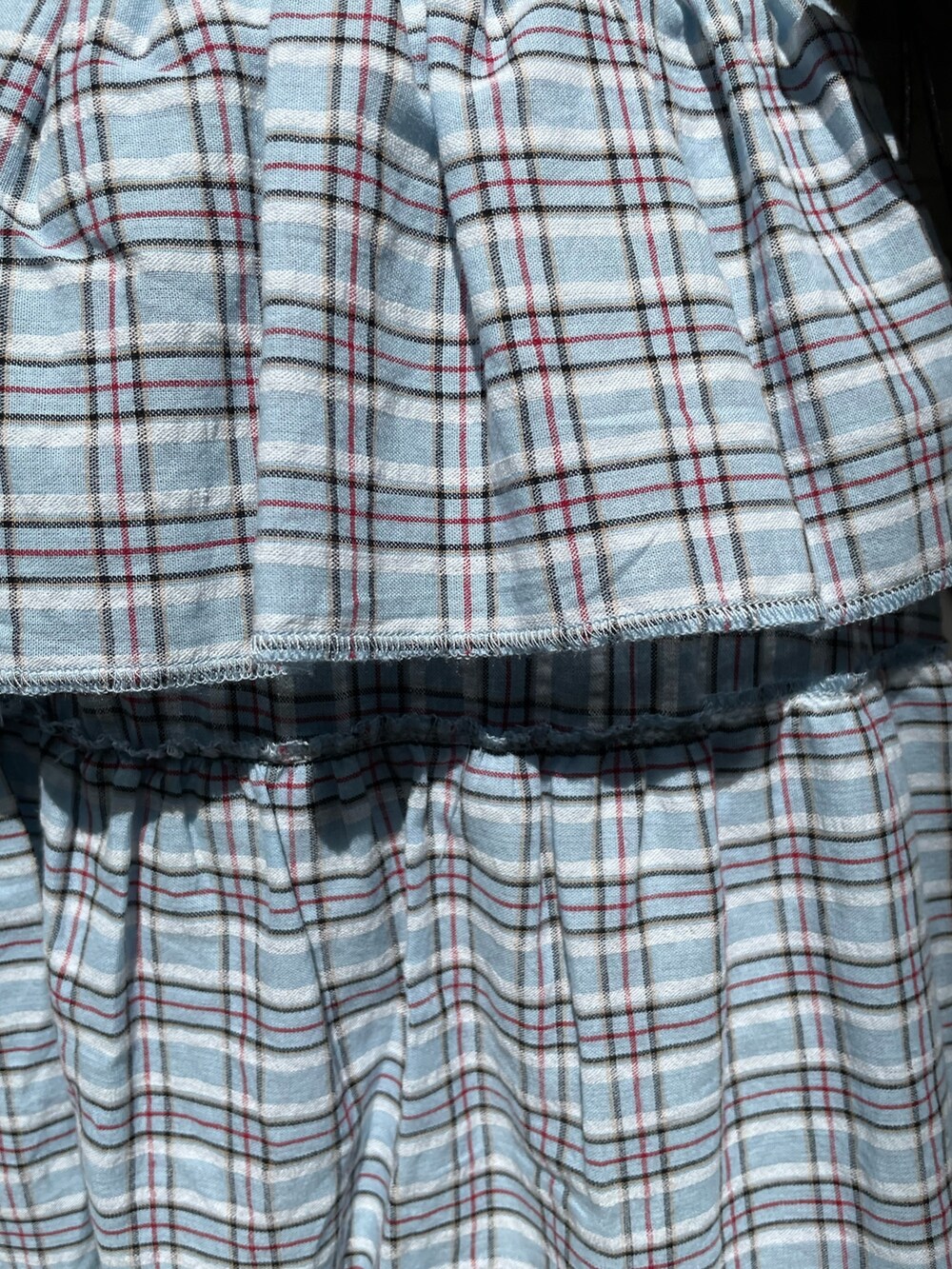 ブラック系のTシャツ/カットソー、ブラック系のトートバッグ、ブルー系のスカートを着用したレディースの春コーディネートの9枚目の写真