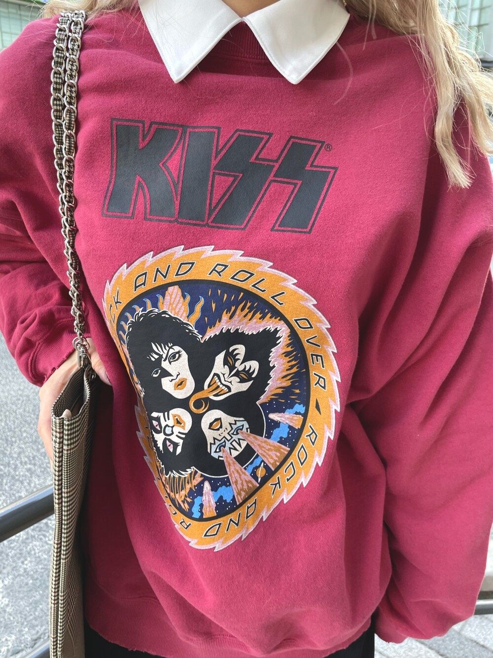 レッド系のスウェット、ブラック系のワンピース、ベージュ系のトートバッグを着用したレディースの冬コーディネートの5枚目の写真