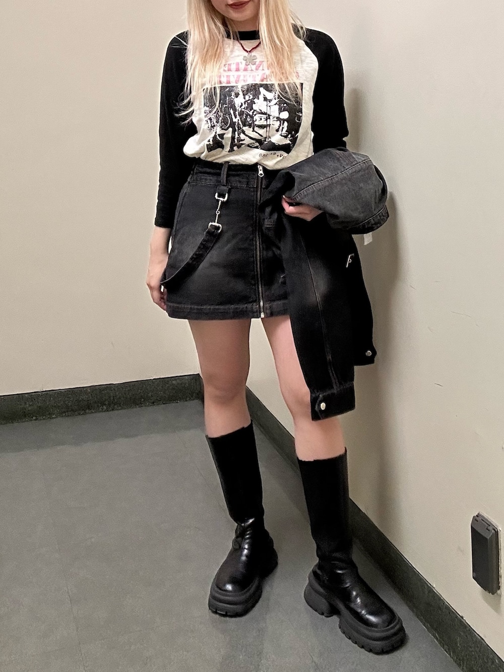 ホワイト系のTシャツ/カットソー、ブラック系のデニムスカート、シルバー系のネックレスを着用したレディースの春コーディネートの4枚目の写真