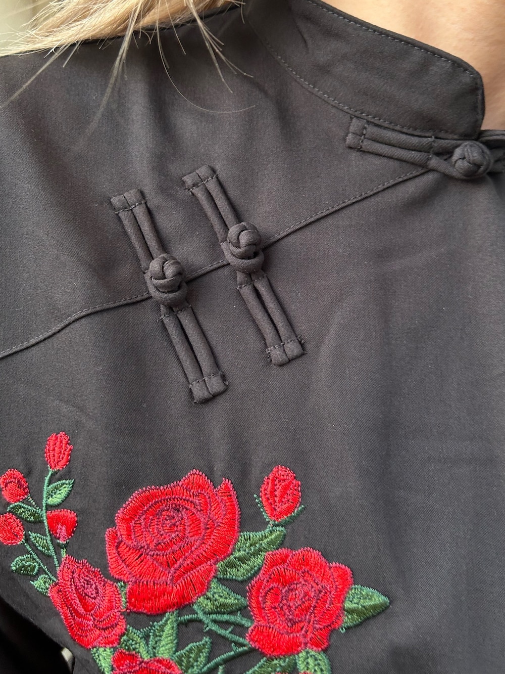 ブラック系のワンピース、ブラック系のブーツを着用したレディースの冬コーディネートの6枚目の写真