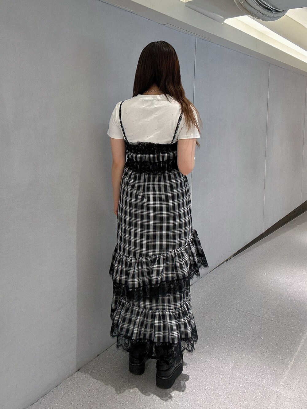 ホワイト系のTシャツ/カットソー、ブラック系のワンピース、ブラック系のネックレスを着用したレディースの夏コーディネートの4枚目の写真