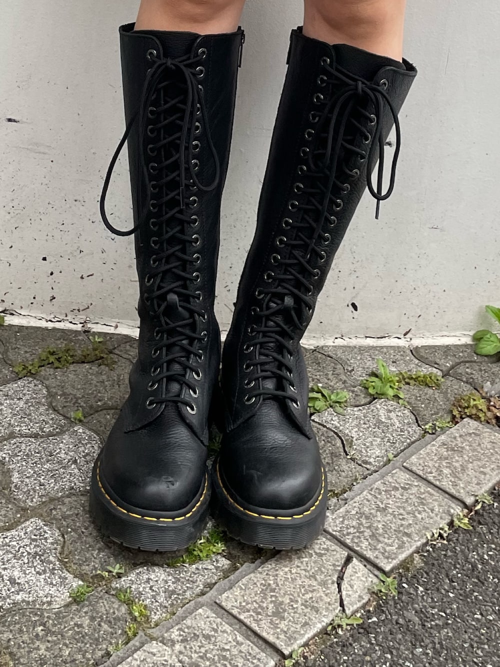 ブラック系のブーツ、ブルー系のデニムパンツ、ブラック系のTシャツ/カットソーを着用したレディースの春コーディネートの8枚目の写真