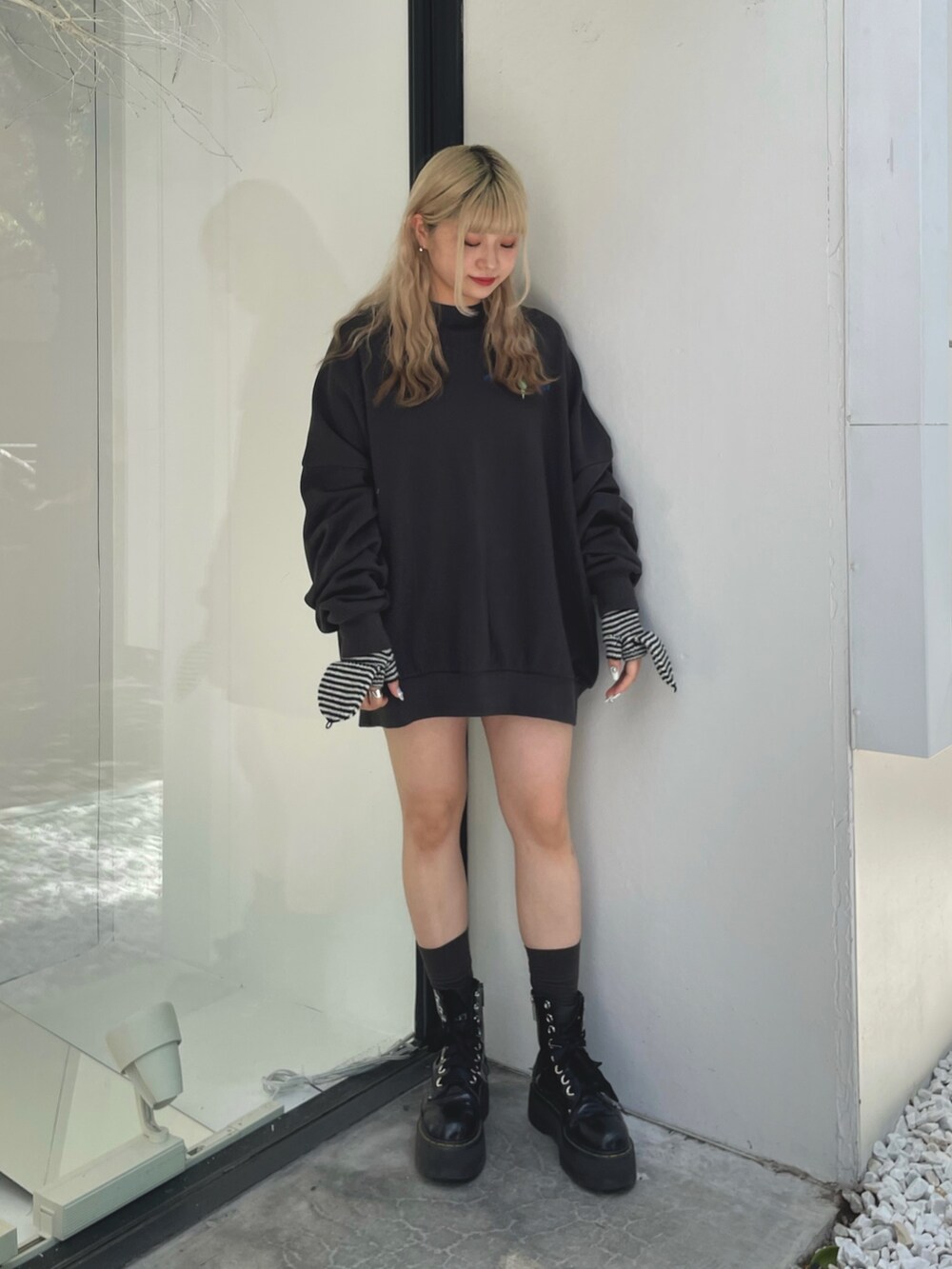 ブラック系のTシャツ/カットソー、ブラック系のその他シューズ、ブラック系のアームカバーを着用したレディースの夏コーディネートの2枚目の写真