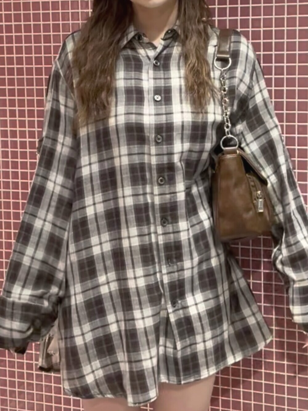 ブラウン系のシャツ/ブラウス、ブラウン系のハンドバッグ、ブラウン系のブーツを着用したレディースの春コーディネートの5枚目の写真