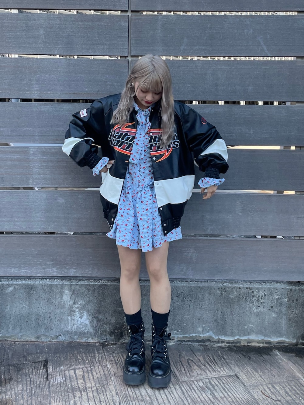 ブルー系のシャツ/ブラウス、ブラック系のブルゾン、ブラック系のその他シューズを着用したレディースの冬コーディネートの2枚目の写真