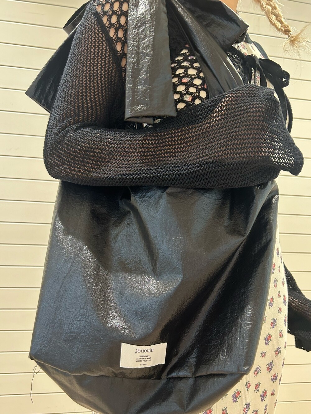 ホワイト系のワンピース、ブラック系のトートバッグ、ブラック系のカーディガン/ボレロを着用したレディースの春コーディネートの7枚目の写真