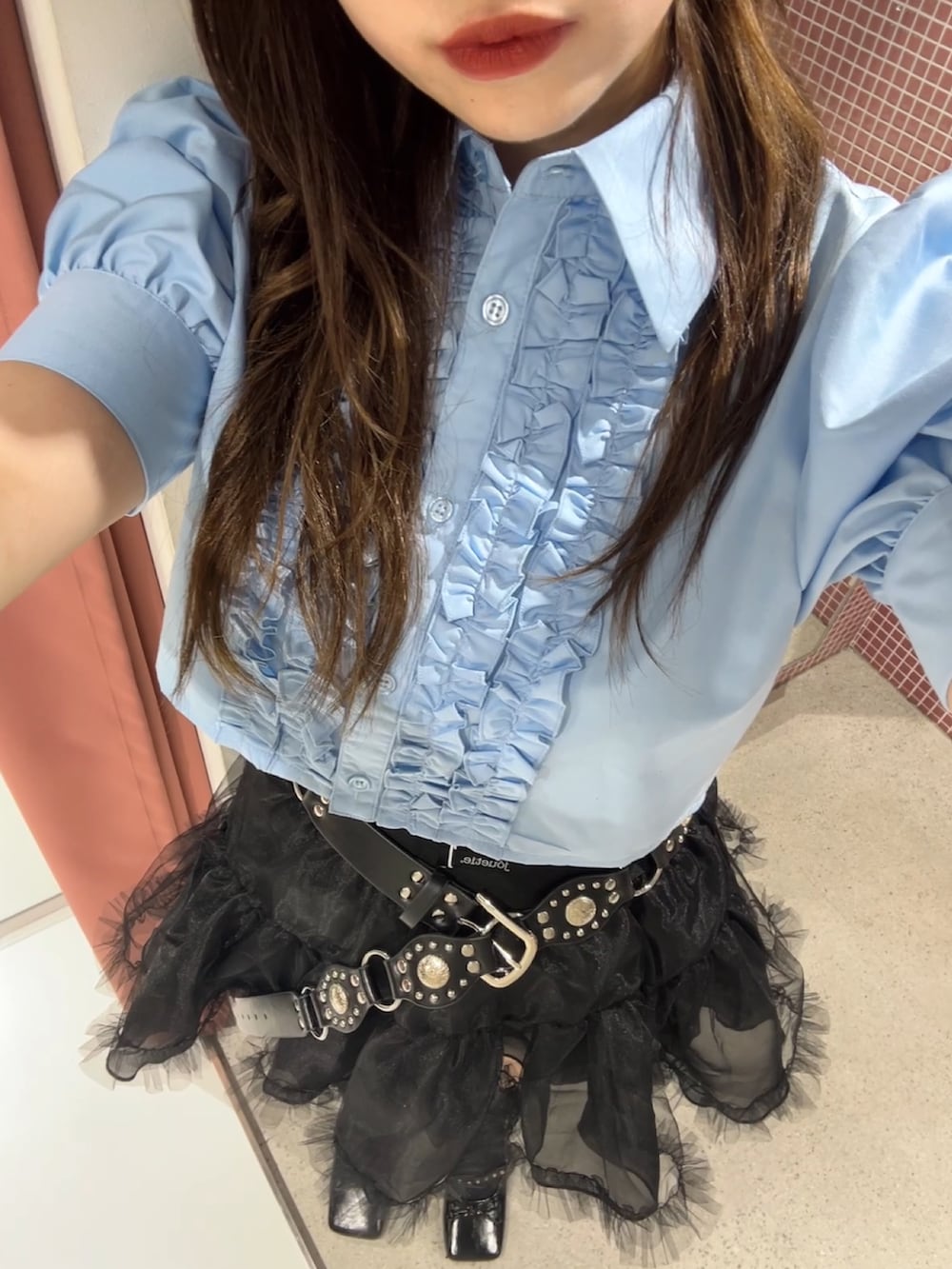 ブルー系のシャツ/ブラウス、ブラック系のスカート、ブラック系のパンプスを着用したレディースの夏コーディネートの6枚目の写真