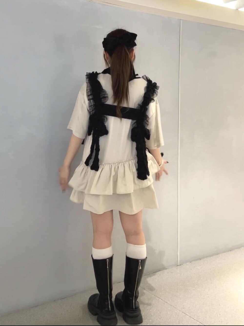 ホワイト系のワンピース、ブラック系のベルトを着用したレディースの春コーディネートの4枚目の写真