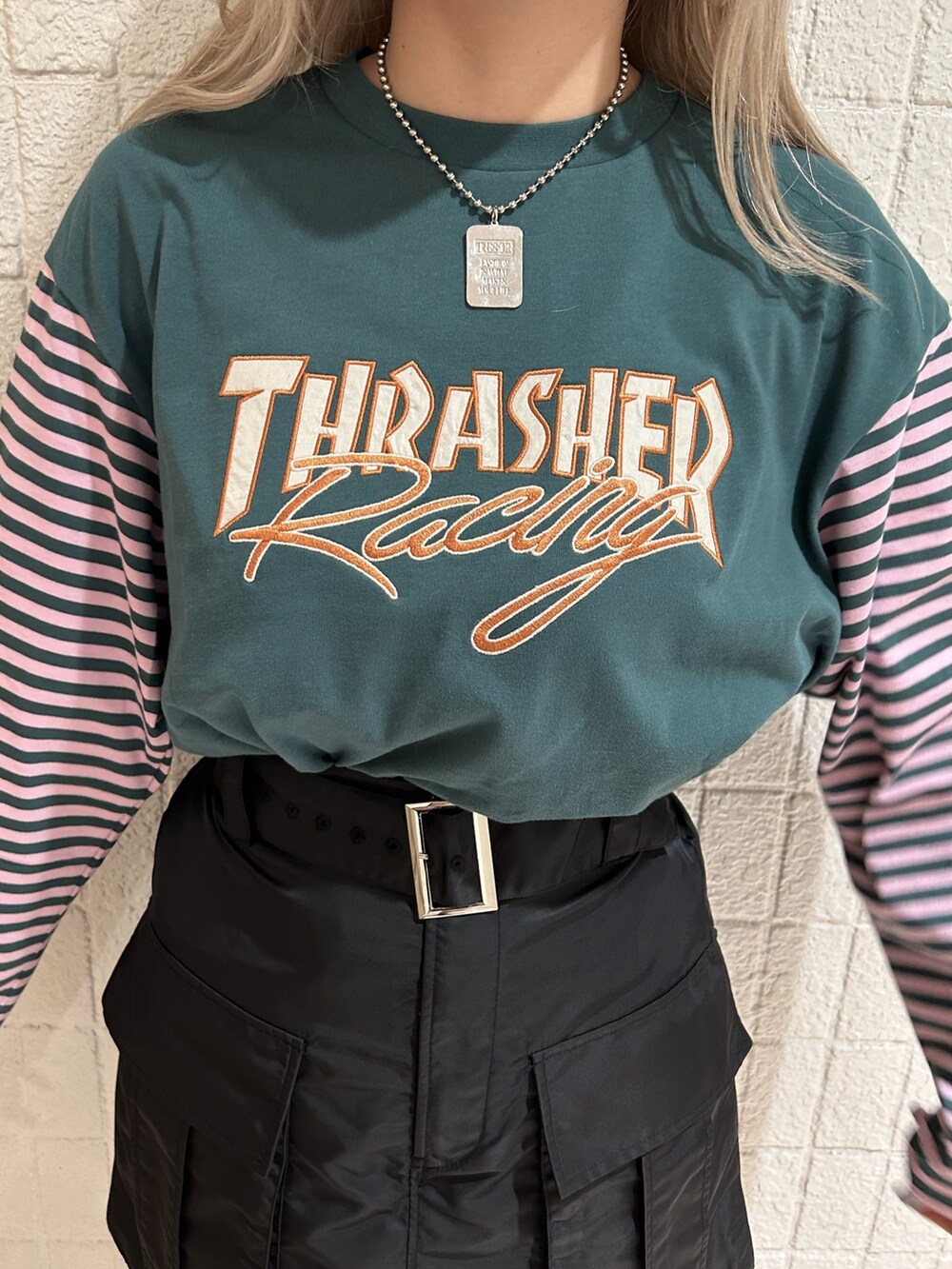 ブラック系のブーツ、ブラック系のその他パンツ、グリーン系のTシャツ/カットソーを着用したレディースの秋コーディネートの6枚目の写真