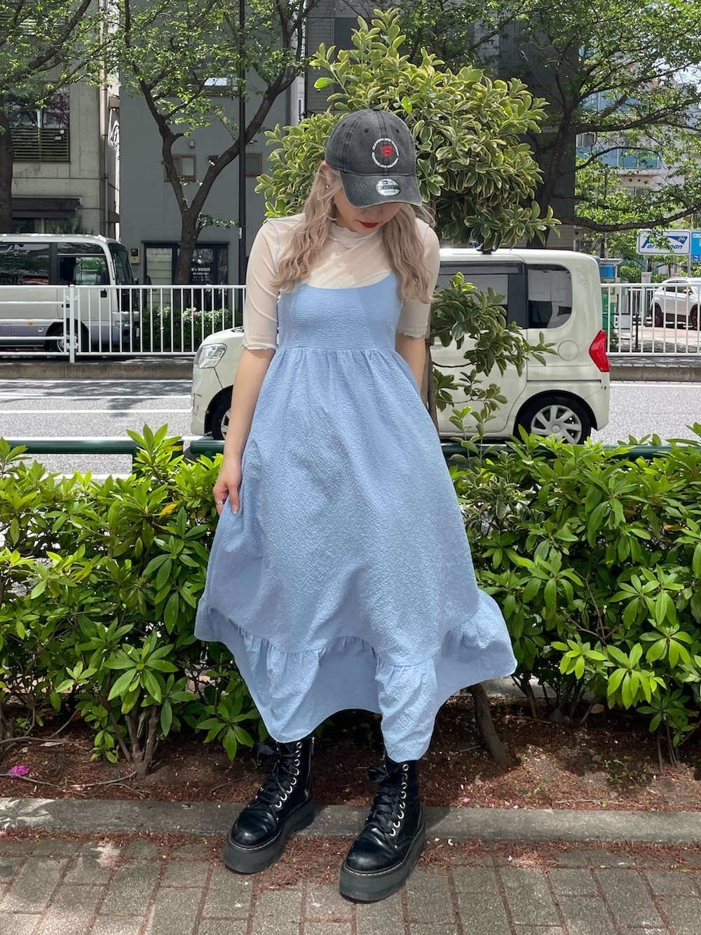 ブラック系のその他シューズ、ブルー系のワンピース、ブラック系のキャップを着用したレディースの春コーディネートの2枚目の写真