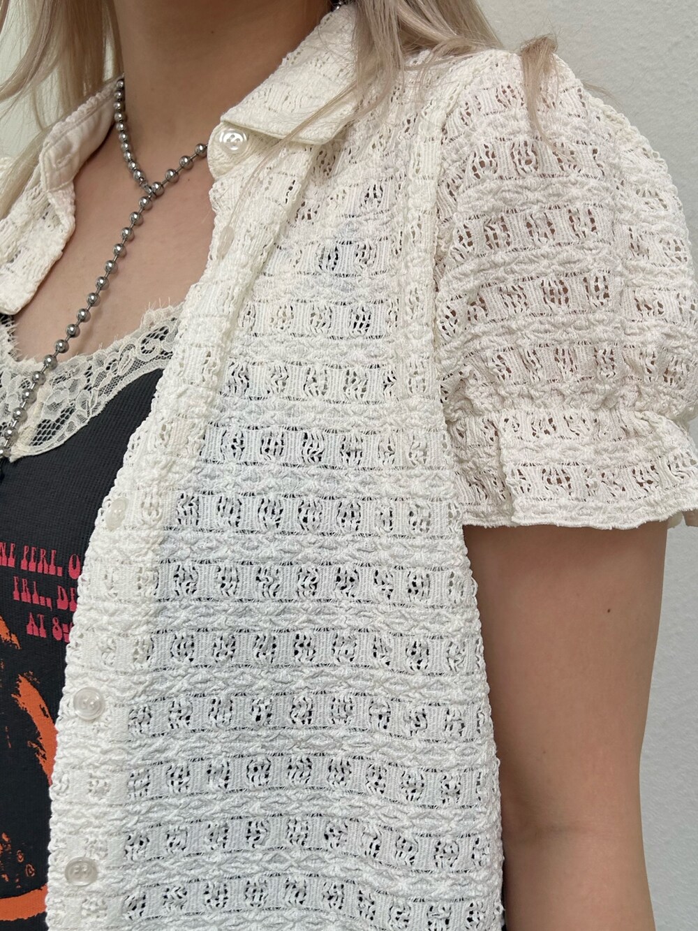 ブラック系のワンピース、ホワイト系のシャツ/ブラウスを着用したレディースの夏コーディネートの7枚目の写真