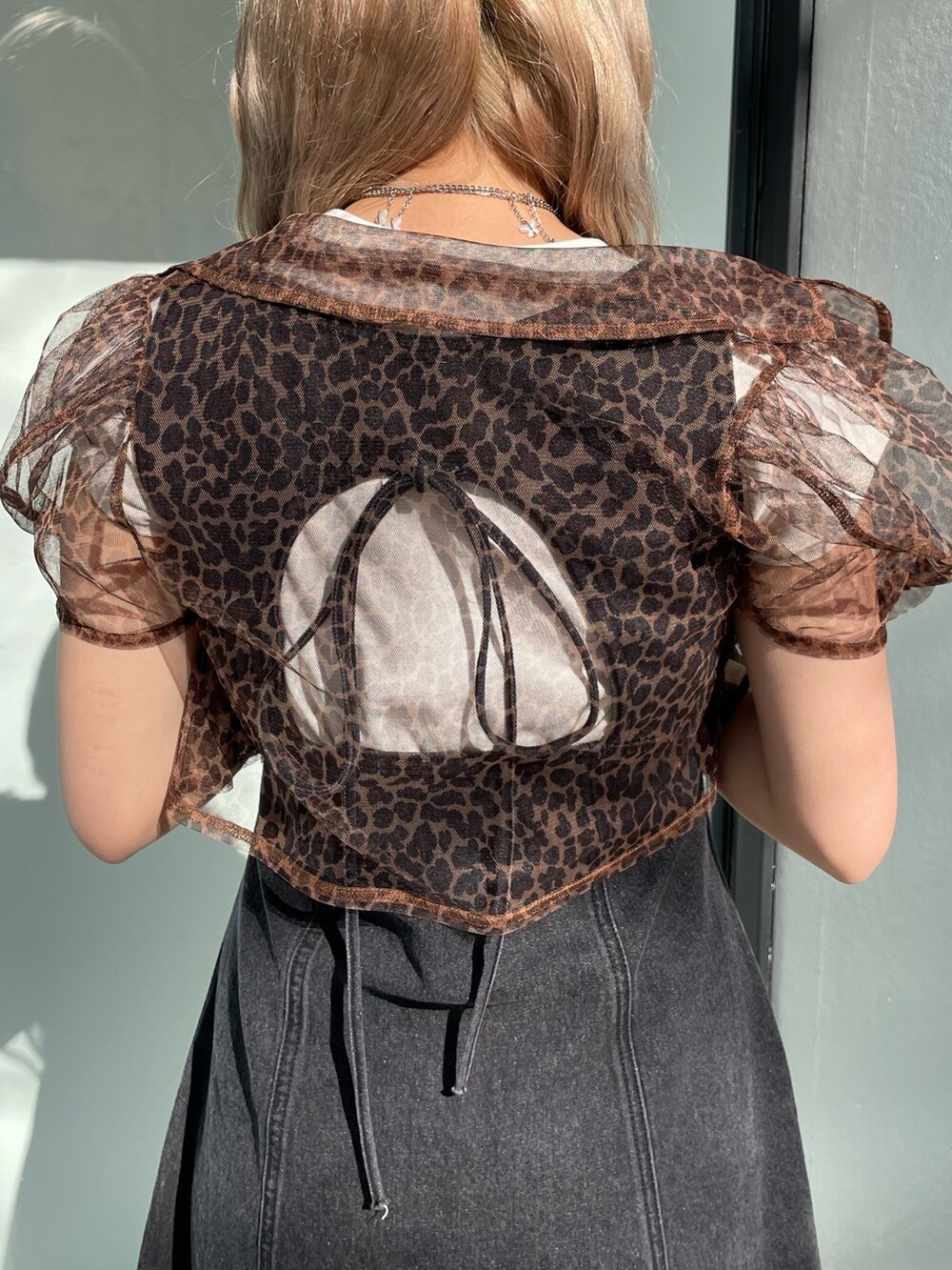 ブラック系のジャンパースカート、ホワイト系のタンクトップ、ブラウン系のシャツ/ブラウスを着用したレディースの春コーディネートの8枚目の写真