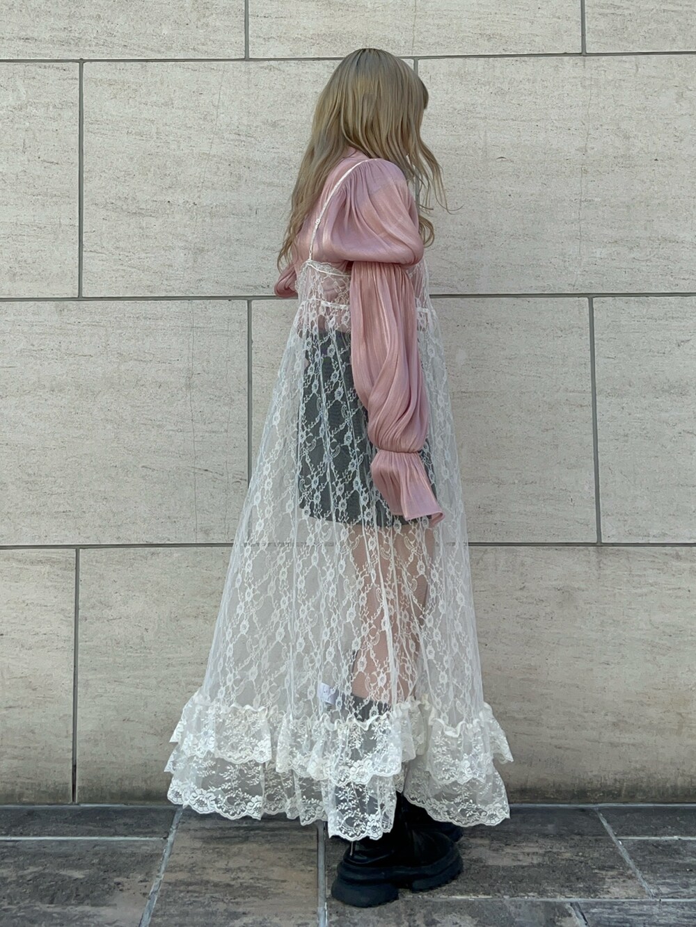 ピンク系のシャツ/ブラウス、ブラック系のデニムスカート、ホワイト系のワンピースを着用したレディースの冬コーディネートの3枚目の写真