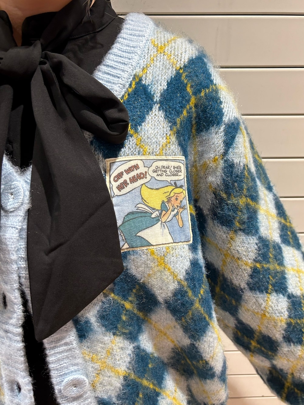 ブラック系のブーツ、ブルー系のカーディガン/ボレロ、ブラック系のワンピースを着用したレディースの秋コーディネートの6枚目の写真