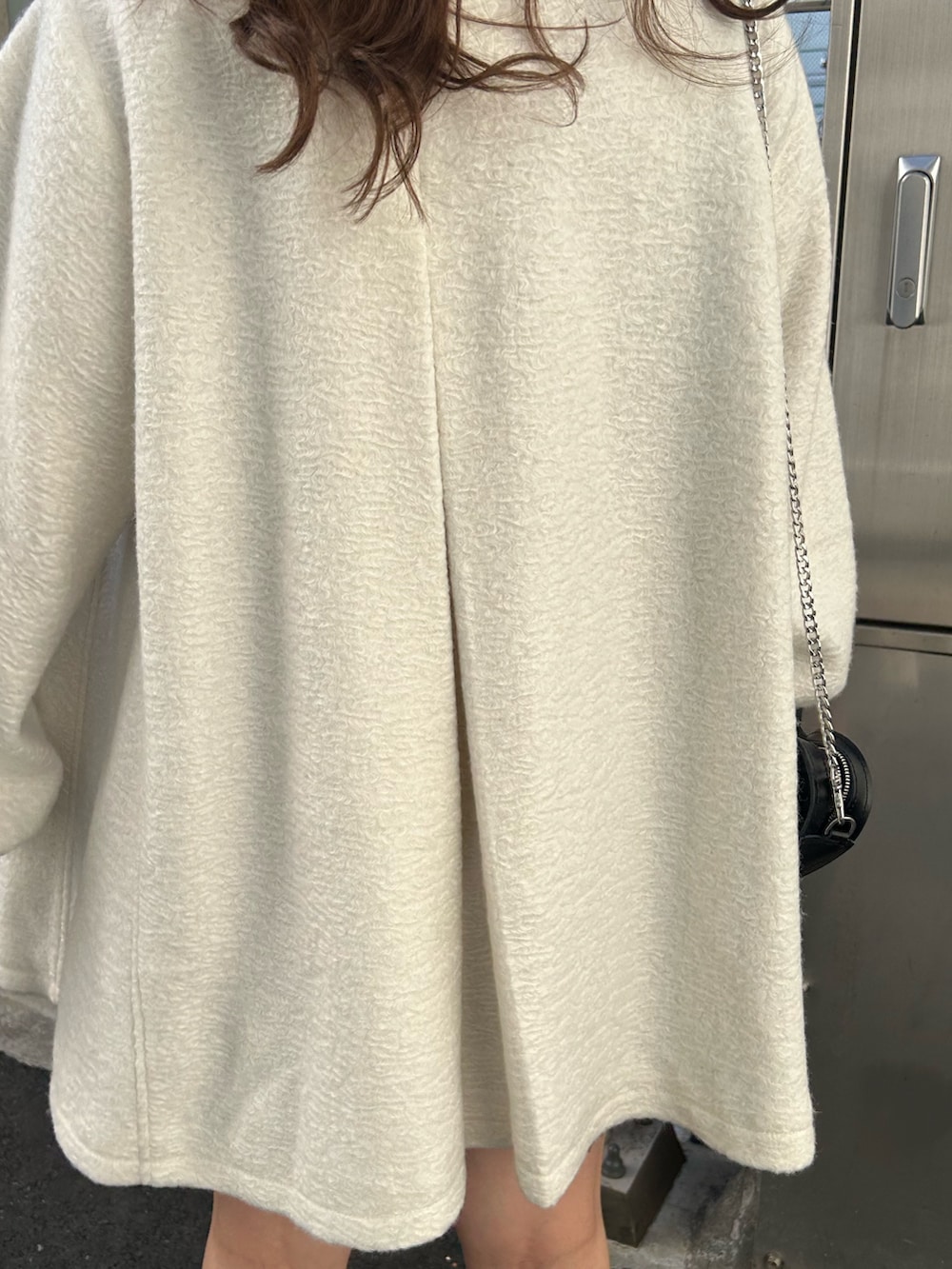 ホワイト系のその他アウター、ブラック系のワンピース、ホワイト系のTシャツ/カットソーを着用したレディースの秋コーディネートの7枚目の写真