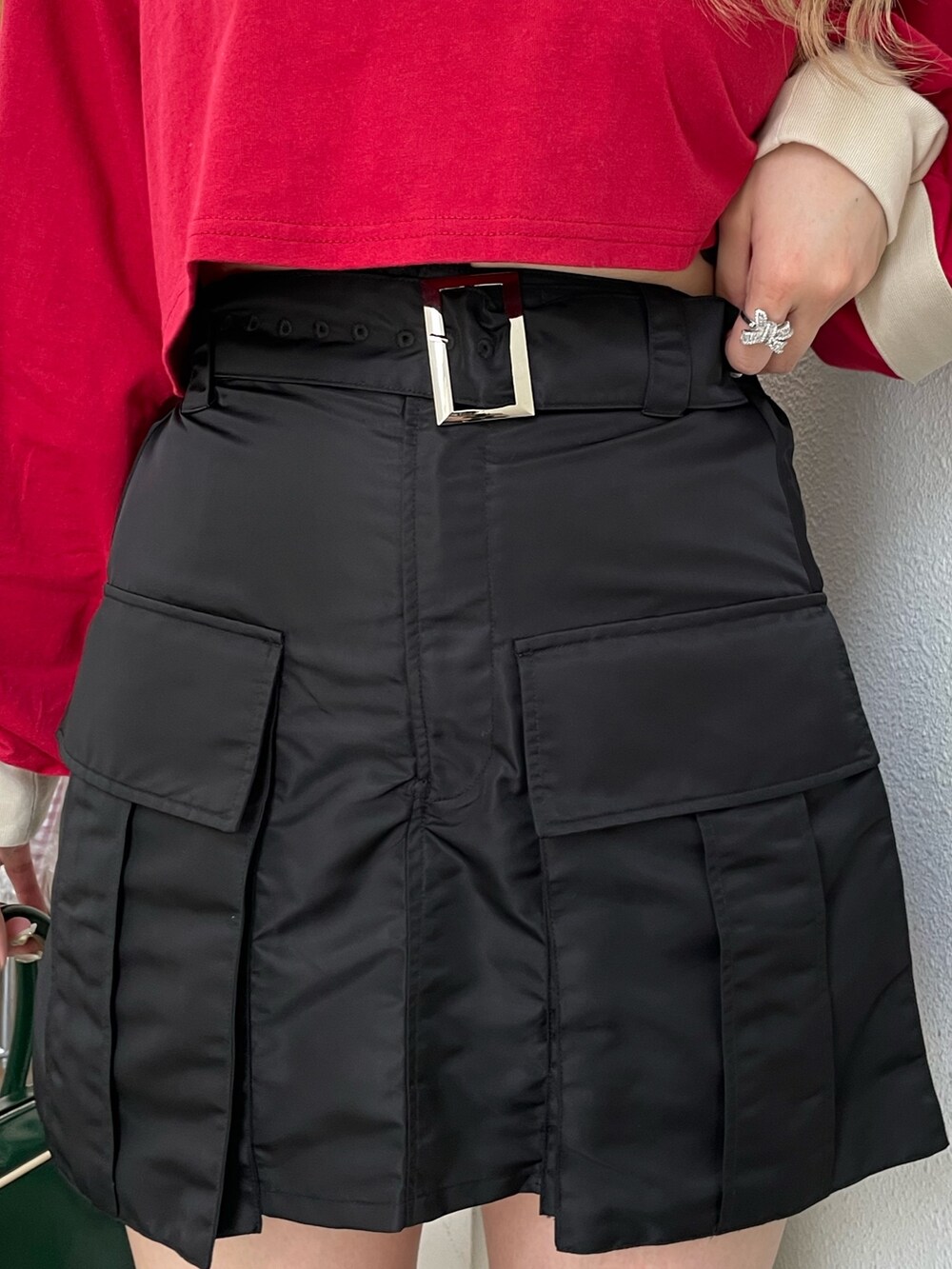 レッド系のTシャツ/カットソー、ブラック系のその他パンツ、グリーン系のボストンバッグを着用したレディースの夏コーディネートの6枚目の写真