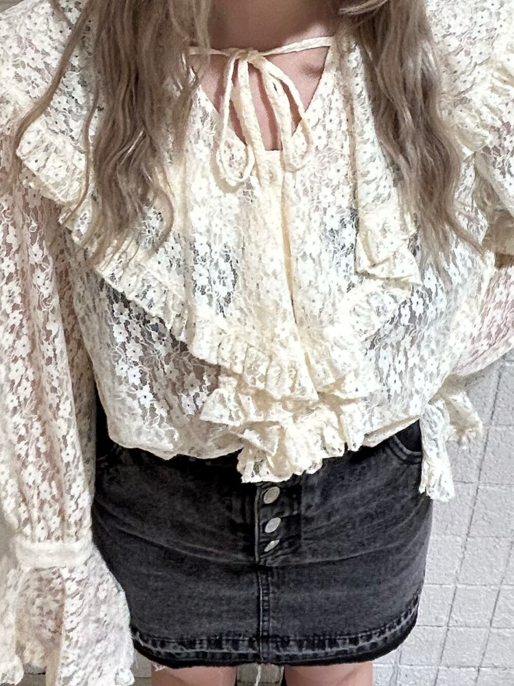 ホワイト系のシャツ/ブラウス、ブラック系のデニムパンツ、ブラック系のブーツを着用したレディースの秋コーディネートの6枚目の写真