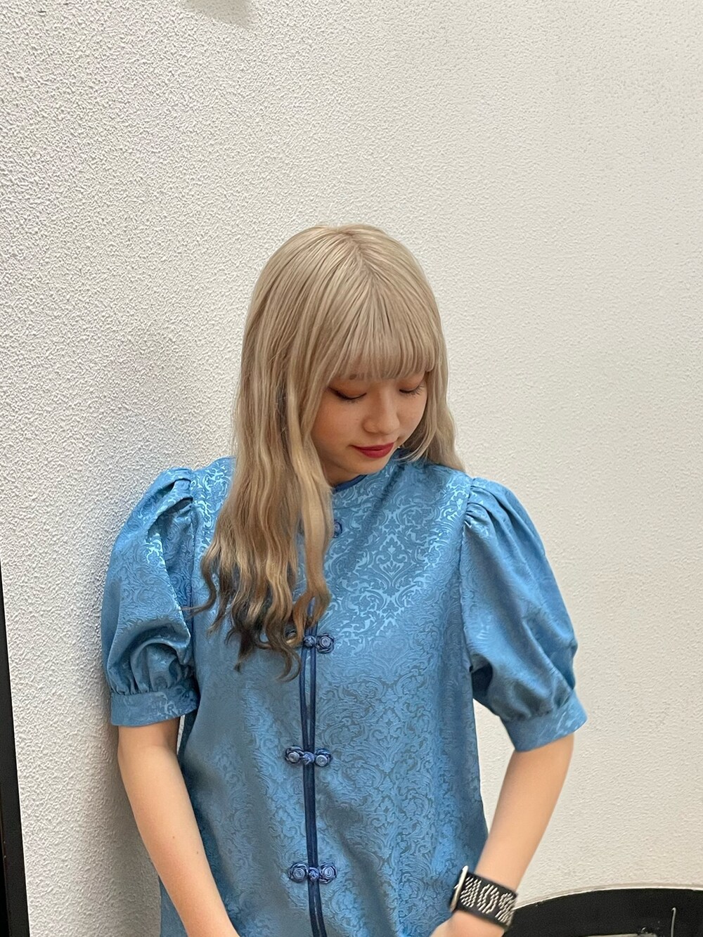 ブルー系のシャツ/ブラウス、ブラック系のブーツを着用したレディースの春コーディネートの4枚目の写真