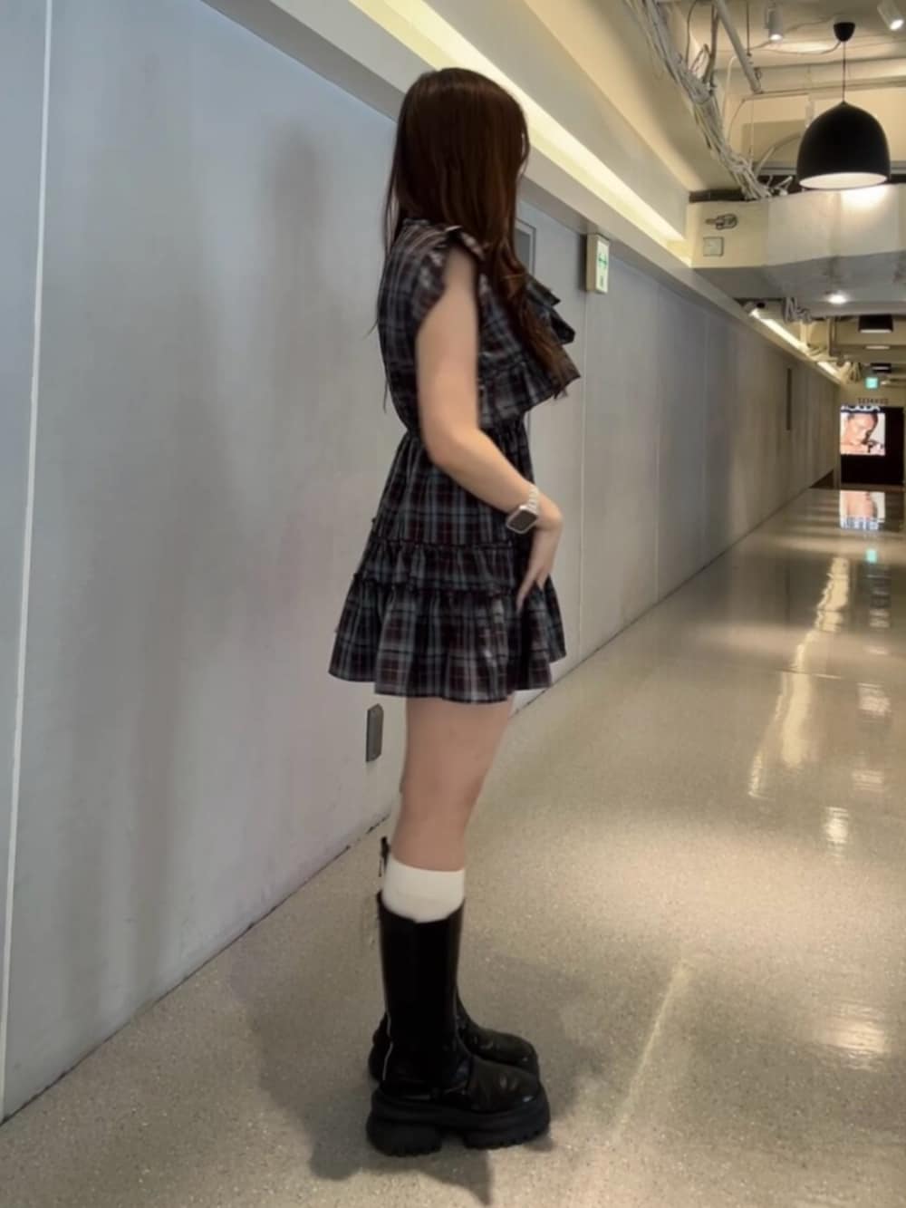 ブラウン系のワンピースを着用したレディースの春コーディネートの2枚目の写真