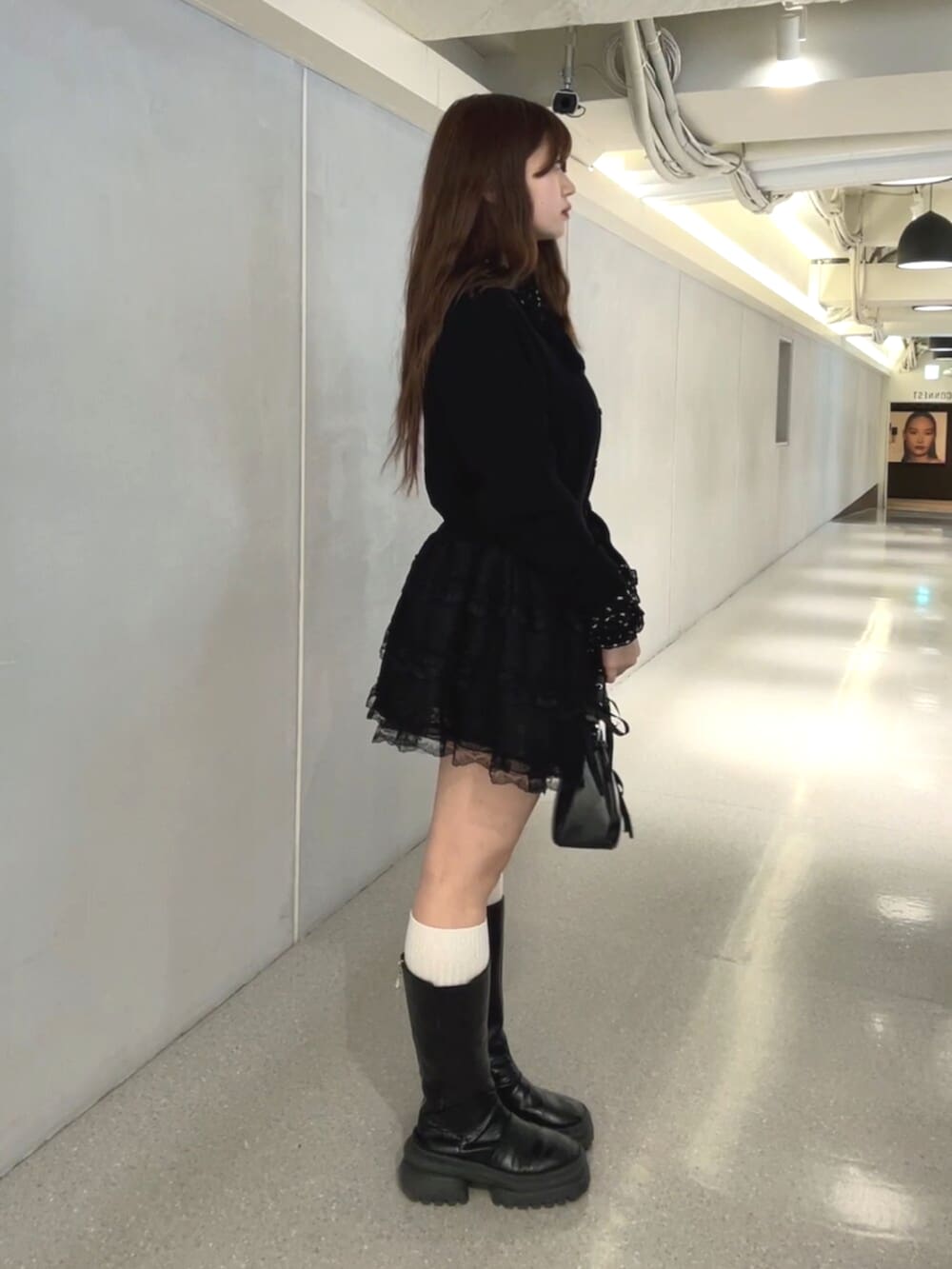 ブラック系のニット/セーター、ブラック系のシャツ/ブラウス、ブラック系のその他パンツを着用したレディースの春コーディネートの2枚目の写真