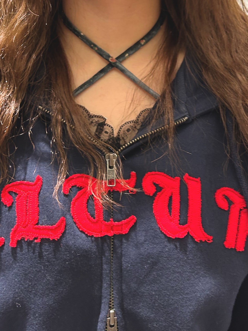 ブルー系のパーカー、グレー系のワンピースを着用したレディースの冬コーディネートの5枚目の写真