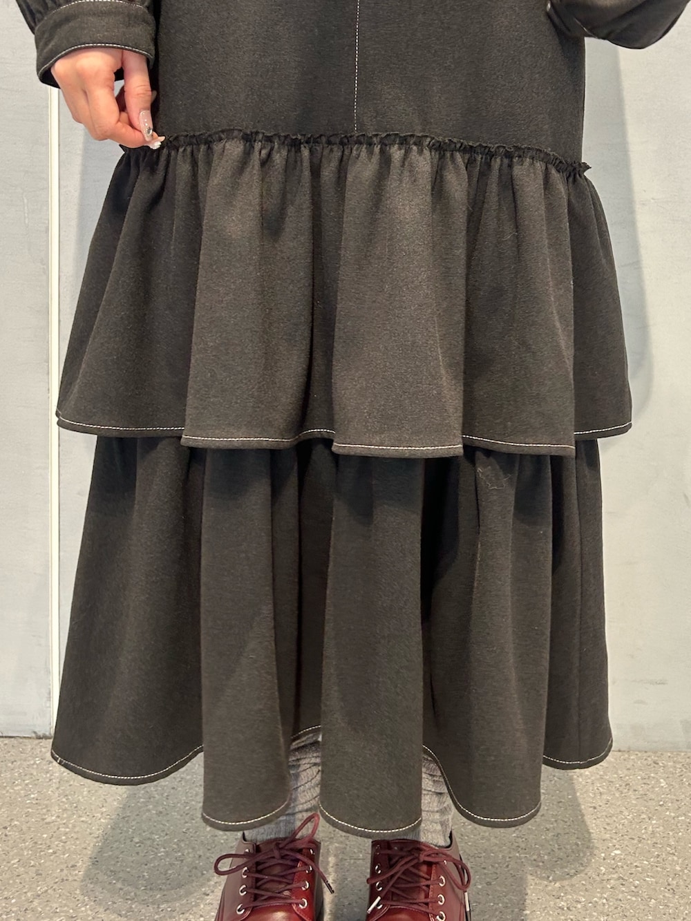 グレー系のワンピース、その他のニット/セーター、レッド系のドレスシューズを着用したレディースの冬コーディネートの7枚目の写真