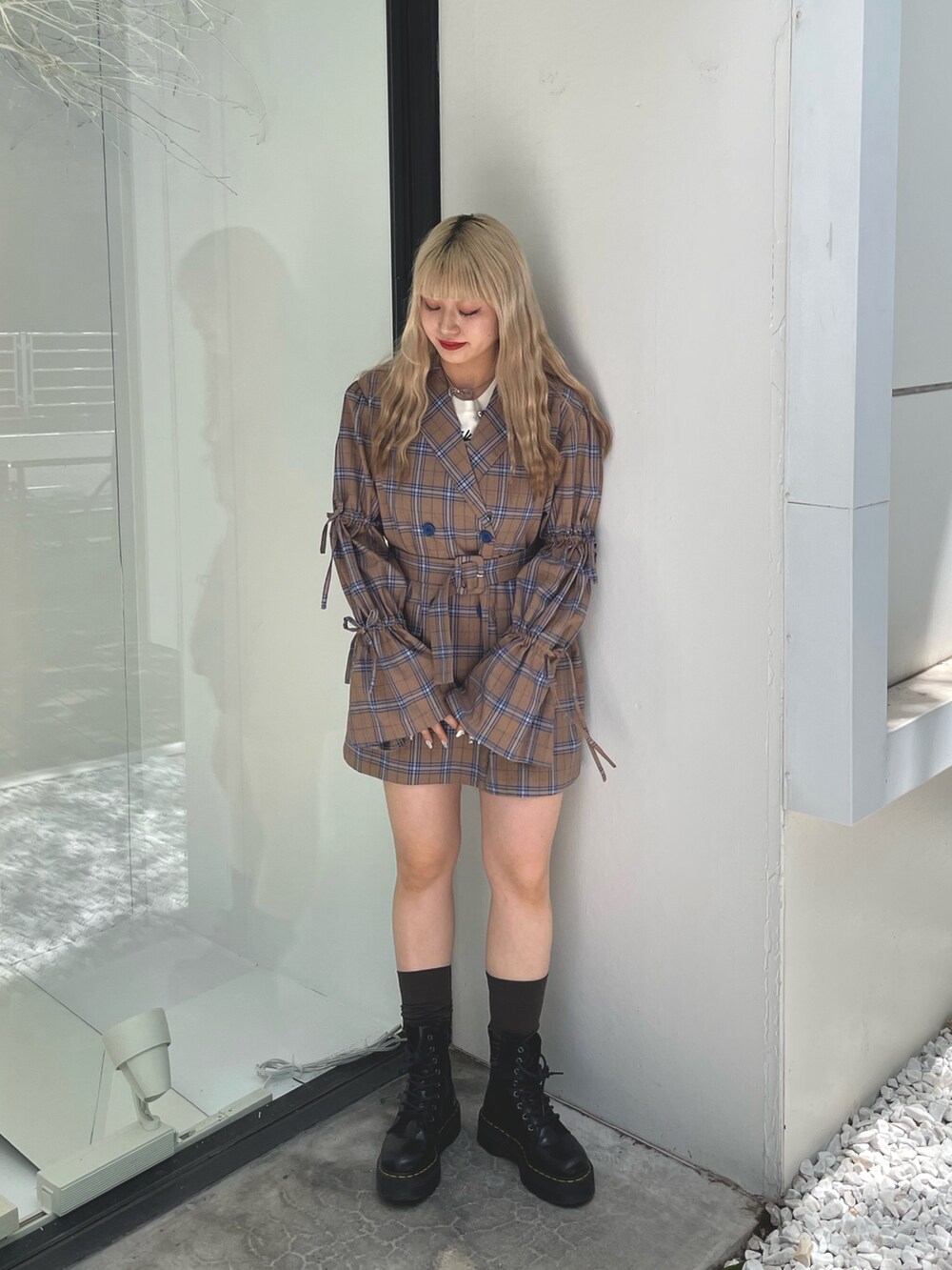 ベージュ系のワンピース、ホワイト系のタンクトップ、ブラック系のその他シューズを着用したレディースの夏コーディネートの2枚目の写真