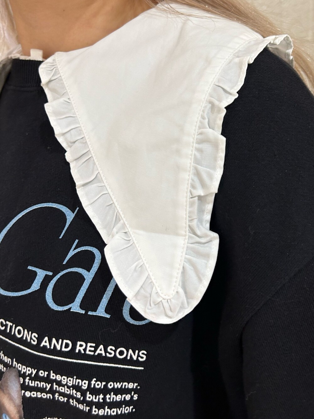 ブラック系のスウェット、ホワイト系のシャツ/ブラウス、ホワイト系のショルダーバッグを着用したレディースの夏コーディネートの6枚目の写真