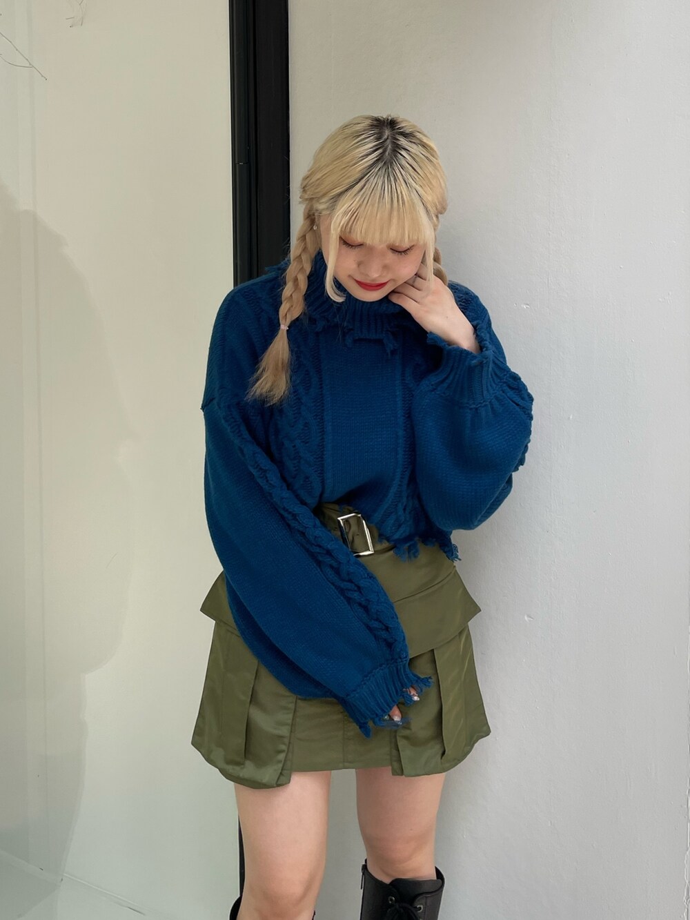 ブルー系のニット/セーター、グリーン系のその他パンツ、ブラック系のブーツを着用したレディースの秋コーディネートの4枚目の写真