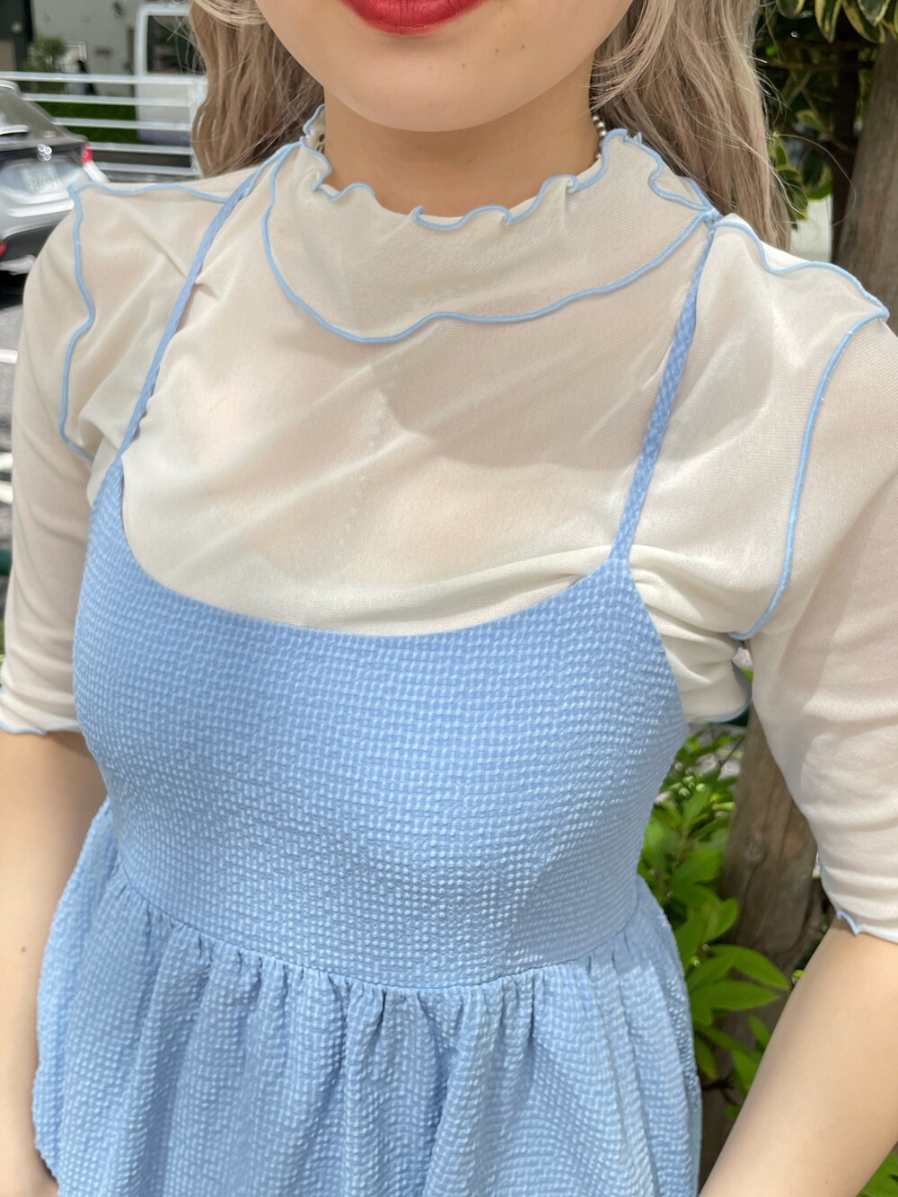 ブラック系のその他シューズ、ブルー系のワンピース、ブラック系のキャップを着用したレディースの春コーディネートの4枚目の写真