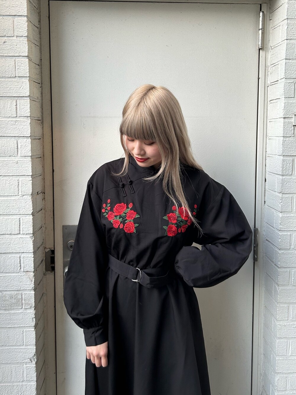 ブラック系のワンピース、ブラック系のブーツを着用したレディースの冬コーディネートの4枚目の写真