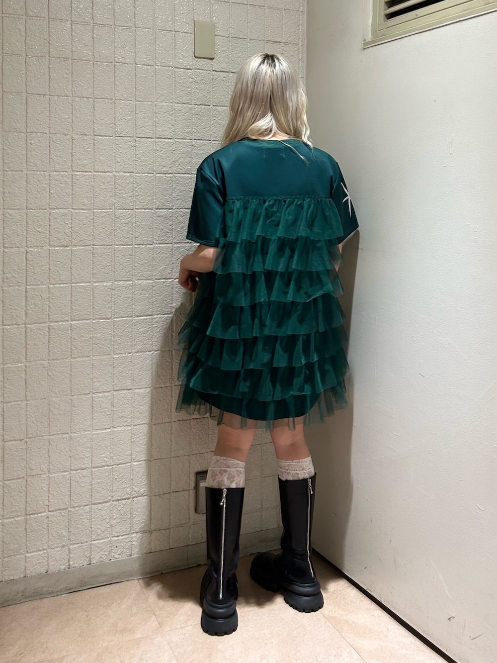 グリーン系のワンピース、ゴールド系のブレスレットを着用したレディースの春コーディネートの4枚目の写真