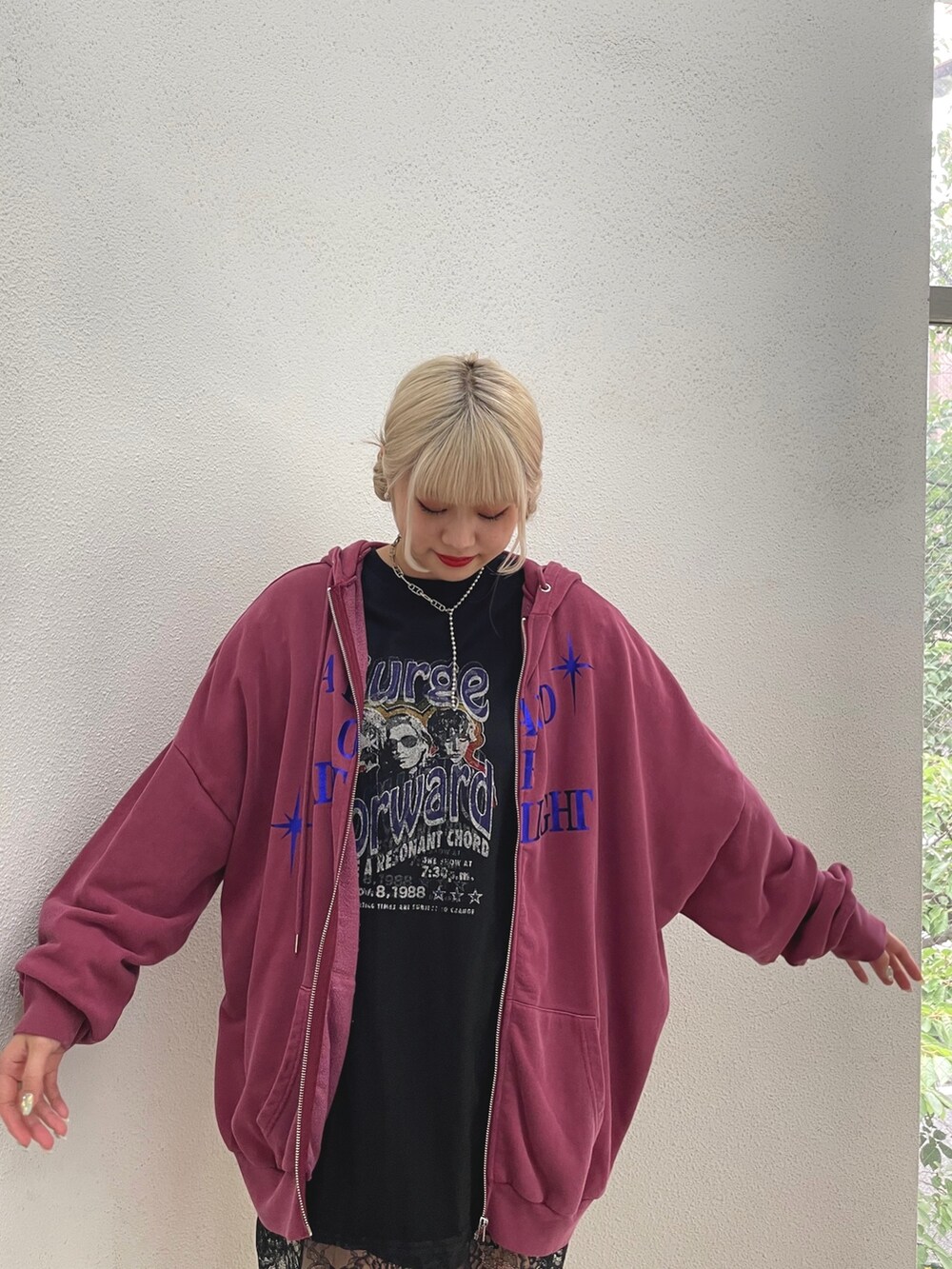 ブラック系のワンピース、レッド系のパーカー、ブラック系のその他シューズを着用したレディースの夏コーディネートの4枚目の写真