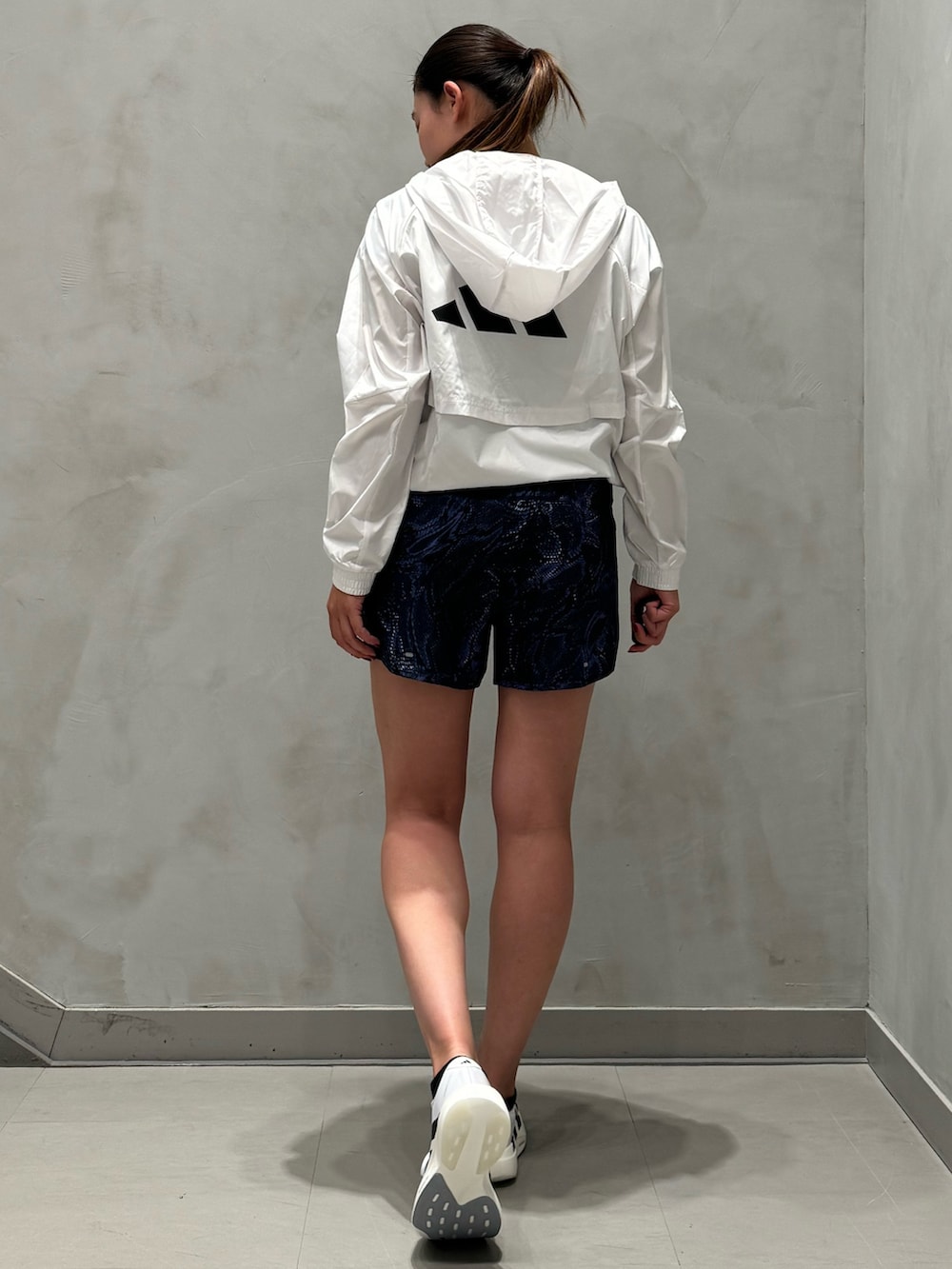 「セットアップ、Tシャツ、adidas、アディダス、ショーツ、ランニング、ランニングシューズ、パフォーマンス、ウインドブレーカー、アディゼロ」｜「adidasのWIND. RDY ハイパーグラム ウインドブレーカー（ナイロンジャケット、ホワイト系）」を使った、OYさん（レディース・163cm）の冬コーディネートの4枚目の写真