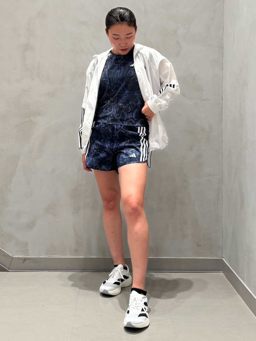 「セットアップ、Tシャツ、adidas、アディダス、ショーツ、ランニング、ランニングシューズ、パフォーマンス、ウインドブレーカー、アディゼロ」｜「adidasのWIND. RDY ハイパーグラム ウインドブレーカー（ナイロンジャケット、ホワイト系）」を使った、OYさん（レディース・163cm）の冬コーディネートの3枚目の写真