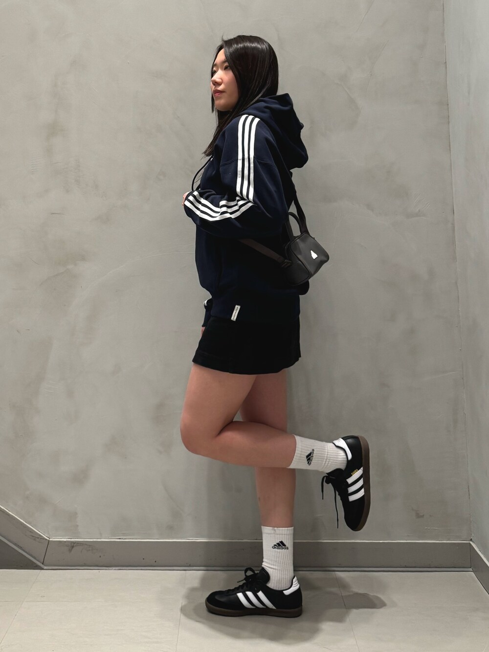 「スニーカー、ショルダーバッグ、パーカー、adidas、スポーツウェア、アディダス、フーディー、サンバ、スリーストライプス、ESSENTIALS PLUS」｜「adidasのエッセンシャルズ プラス ルーズフィット スリーストライプス フレンチテリー プルオーバーパーカー / アディダス adidas（パーカー、ブルー系）」を使った、OYさん（レディース・163cm）の春コーディネートの3枚目の写真