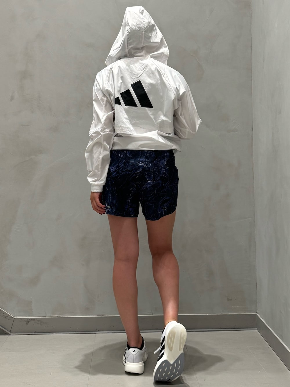 「セットアップ、Tシャツ、adidas、アディダス、ショーツ、ランニング、ランニングシューズ、パフォーマンス、ウインドブレーカー、アディゼロ」｜「adidasのWIND. RDY ハイパーグラム ウインドブレーカー（ナイロンジャケット、ホワイト系）」を使った、OYさん（レディース・163cm）の冬コーディネートの5枚目の写真