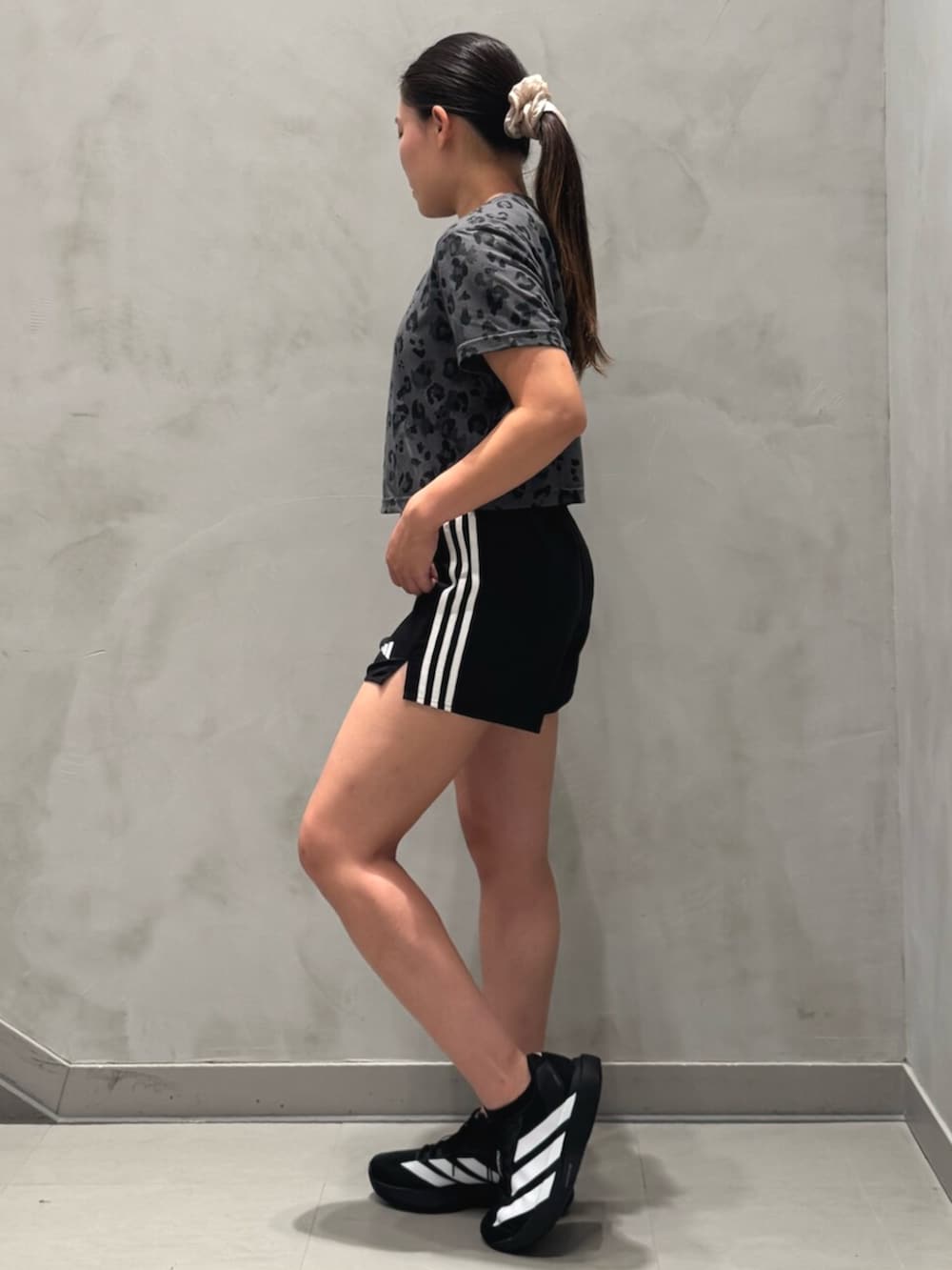 「adidas、アディダス、ランニング、ジム・トレーニング、クロップドトップス、スリーストライプス、トレーニングウェア、トレーニング、トレーニングパンツ」｜「adidasのワークアウト エッセンシャルズ 半袖Tシャツ プリント（トップス、グレー系）」を使った、OYさん（レディース・163cm）の夏コーディネートの2枚目の写真
