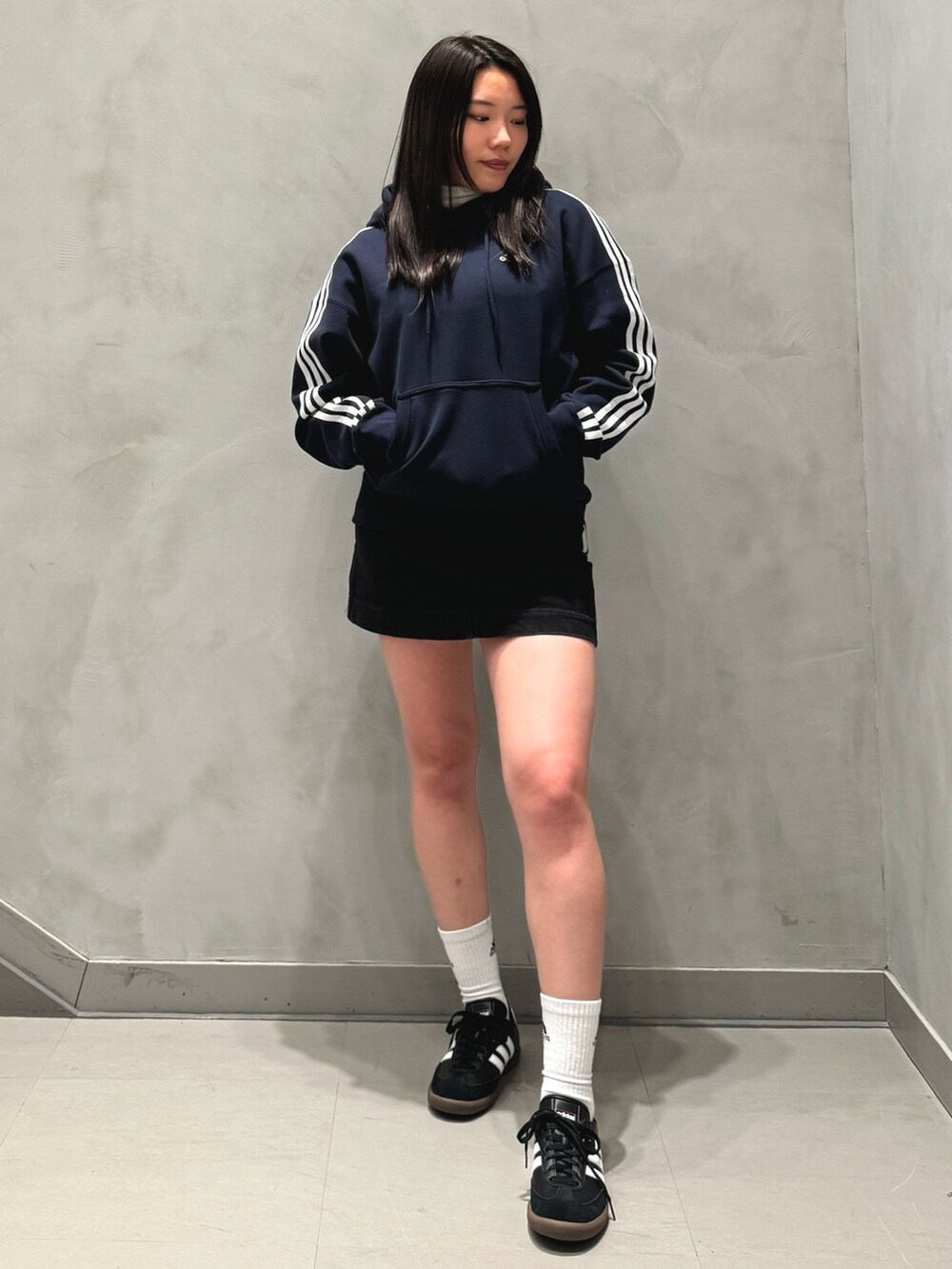 「スニーカー、ショルダーバッグ、パーカー、adidas、スポーツウェア、アディダス、フーディー、サンバ、スリーストライプス、ESSENTIALS PLUS」｜「adidasのエッセンシャルズ プラス ルーズフィット スリーストライプス フレンチテリー プルオーバーパーカー / アディダス adidas（パーカー、ブルー系）」を使った、OYさん（レディース・163cm）の春コーディネートの2枚目の写真